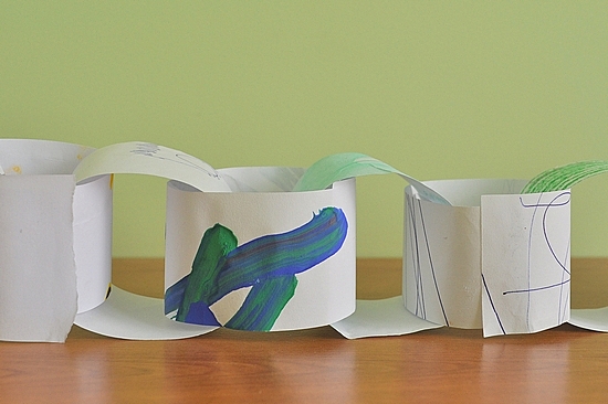 Easy Lent crafts for kids: paper chain